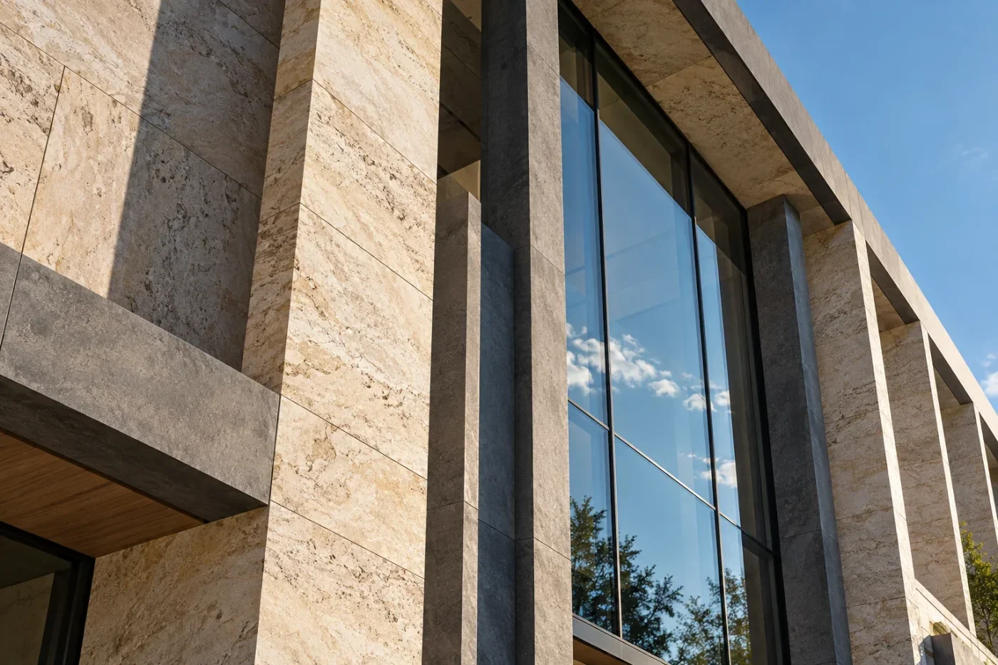 Taş ve cam yüzeylerden oluşan modern yapı
