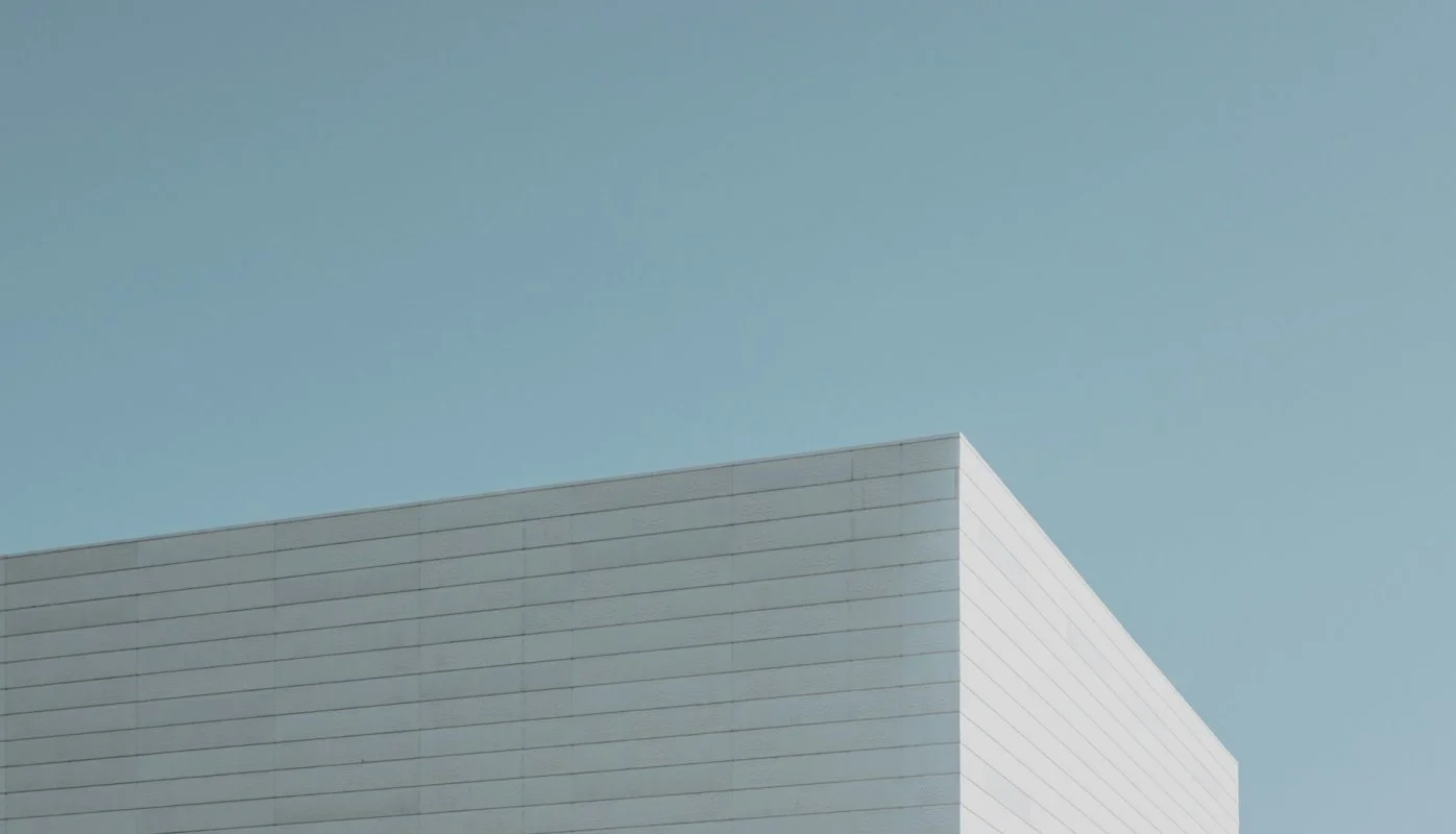 Yapı cephesinin taş ve metal yüzeyleri